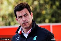 Hamilton wants a “complete neutral” to lead F1, not Wolff